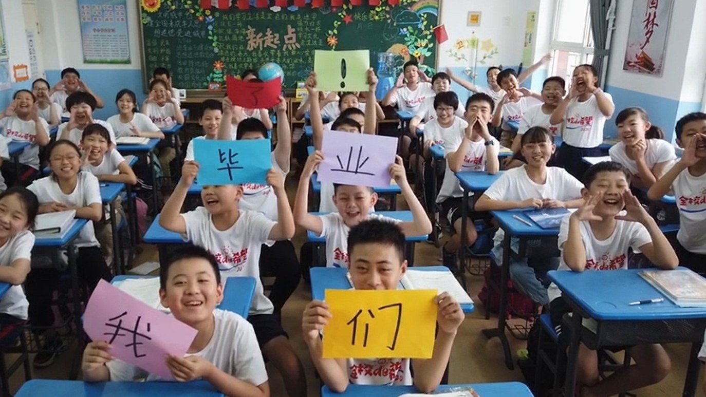【小学班主任为全班学生手绘肖像:因疫情见面少 以此弥补遗憾[心]】近日,河北石家庄一小学班