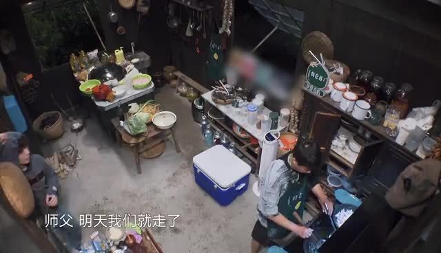 @黄磊&nbsp;黄老师@黄磊 和张艺兴@张艺兴 在蘑菇屋厨房互相感谢真是太暖心了,黄老师教会了张艺
