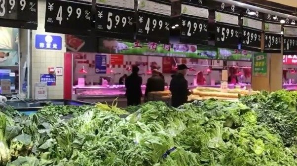 【辣椒大葱涨价明显 多因素影响蔬菜批发价上行】近期,市场上部分蔬菜价格出现波动,辣椒、大葱