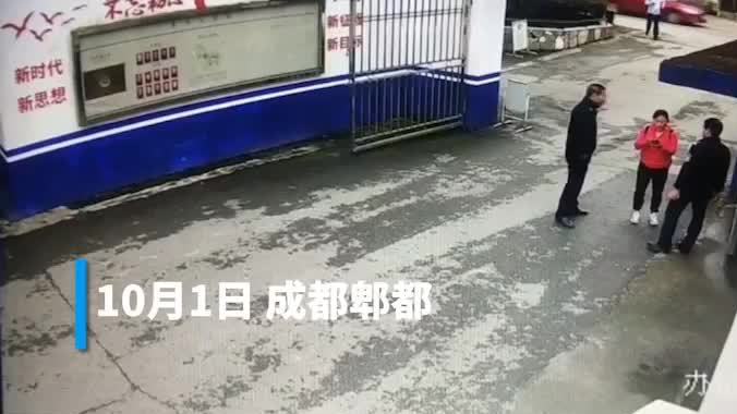 #身边暖警#【父母上车忘带4岁儿子 民警发现将其送回 [心]】10月1日,成都郫都。友爱派