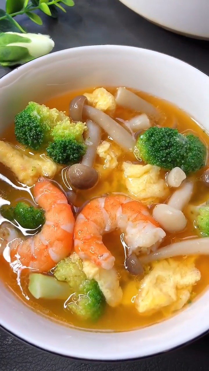 西蓝花鲜虾菌菇汤