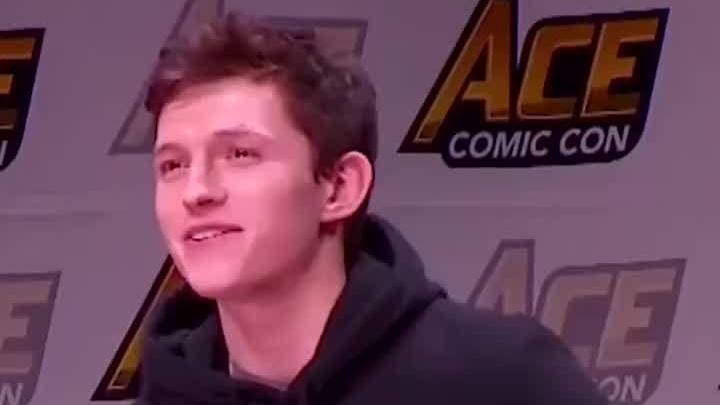 #影视花絮# 小蜘蛛汤姆·赫兰德继续吐槽锤哥克里斯海姆斯沃斯身材太好,看来真是对锤哥身材有