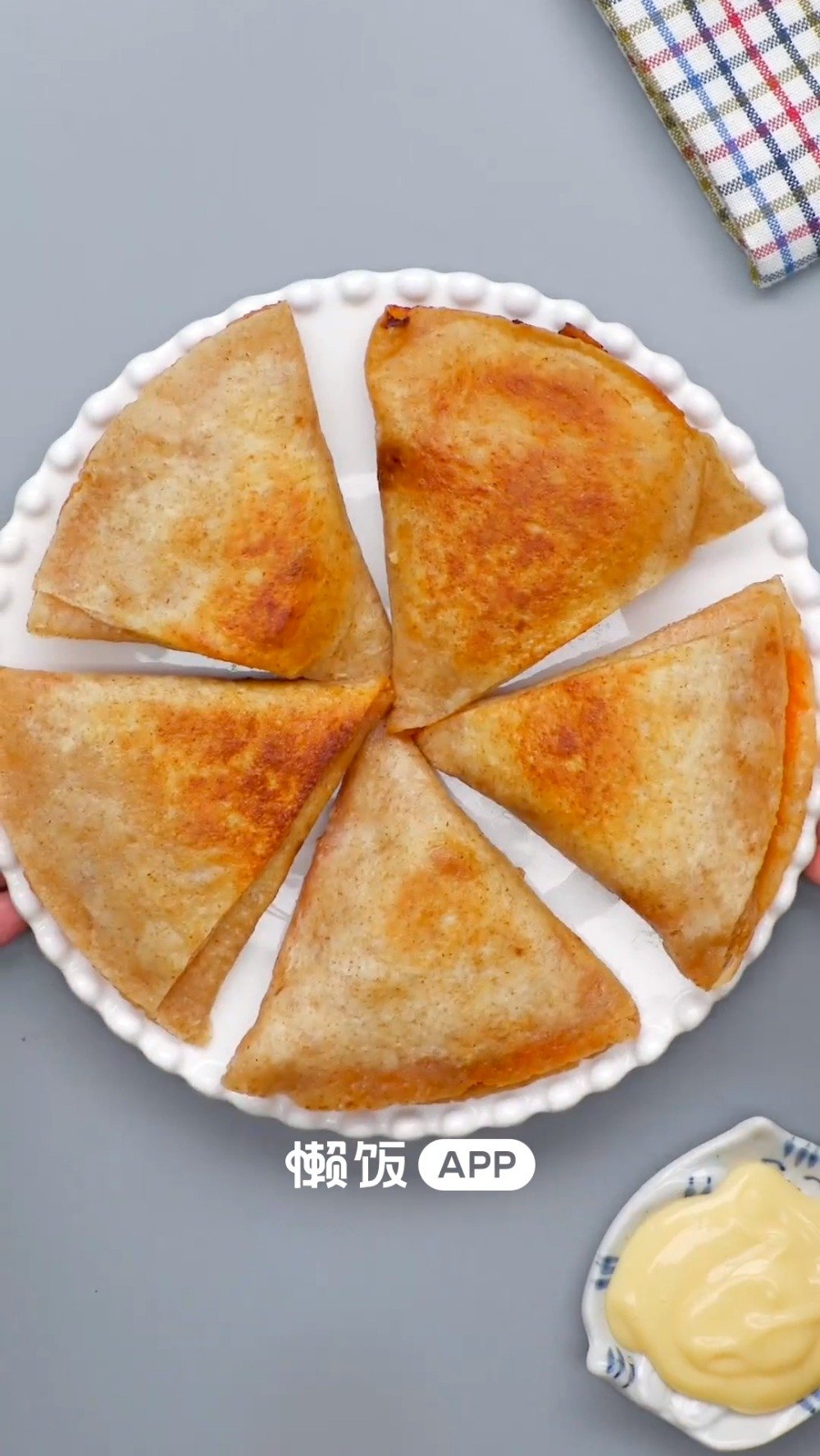 【辣鸡咖喱角】可以吃的小角角!居家休闲小零食,一口一个不怕胖~ 快来看看怎么做吧!先将鸡肉