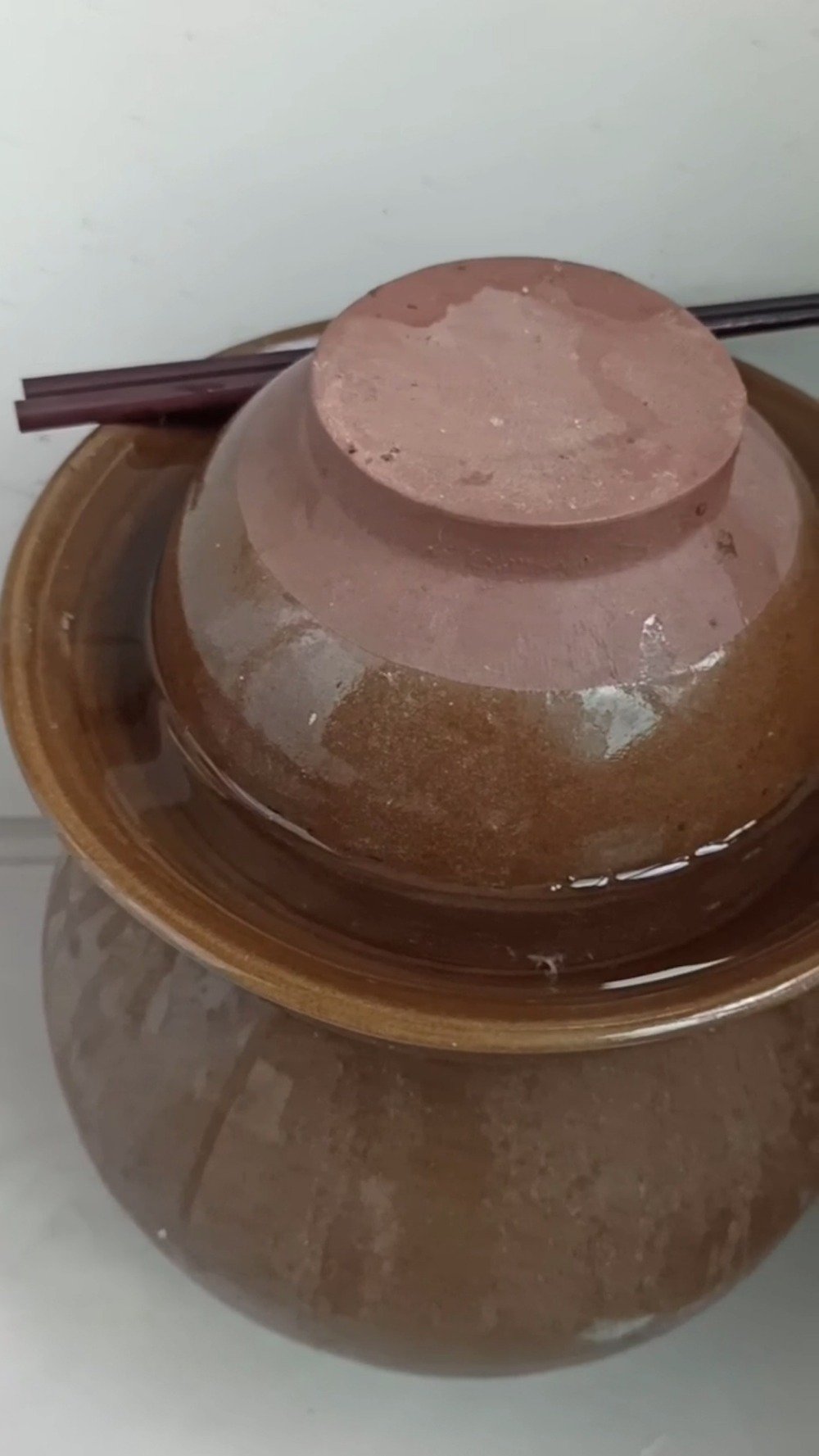 【四川每家每户至少有两个泡菜坛子[馋嘴]】四川人到底有多喜欢泡菜?面馆里,泡菜放到台子上随