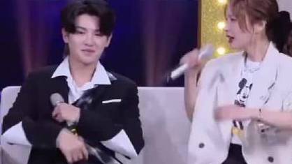 #快乐大本营# 吴昕:我好想喝奶茶呀,你可以帮我点一杯奶茶吗?小贾:好呀好呀,我给你点奶茶