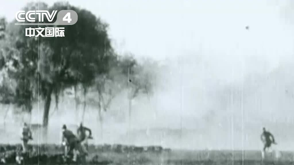 【老百姓组成葫芦队护送解放军渡河】1947年8月22日,陈赓在大雨中下达了强渡的命令。各纵