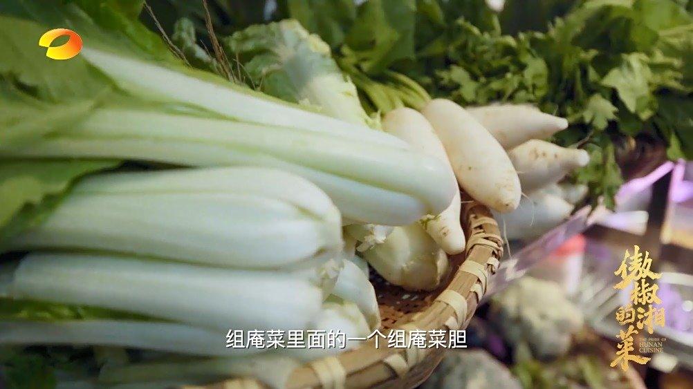 湘菜可以有多精(壕)致(奢)!35斤的白菜拿来做一份组庵菜胆,煨鲍鱼、鱼翅的时候,整只鸡都
