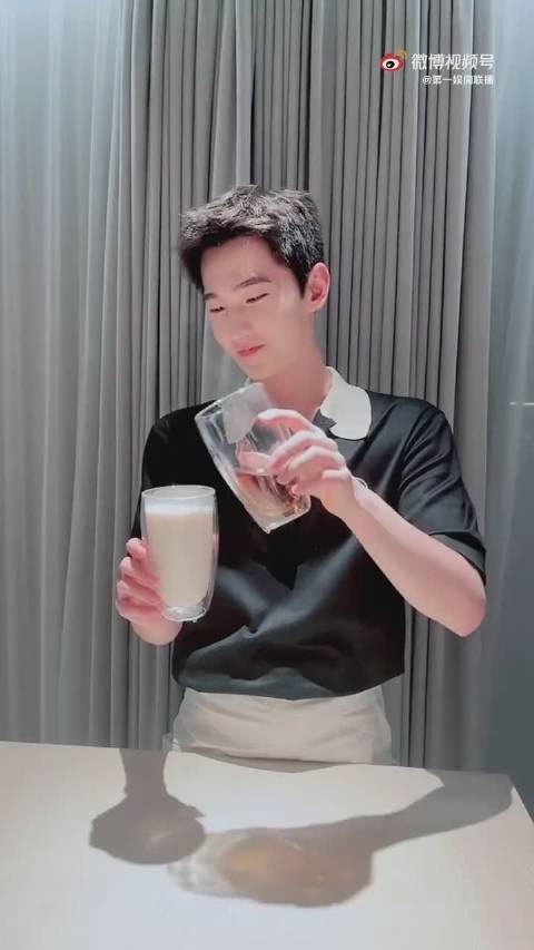 杨洋太可爱了哈哈哈,之前把酒倒撒了就算了,现在把茶也倒撒了不过有没有人想喝杨洋做的奶茶的