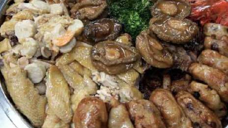 大家新年好!【盆满钵满旺整年!深圳人的专属年味:超壕气的大盆菜】 深圳龙岗大盆菜是一道用鲍