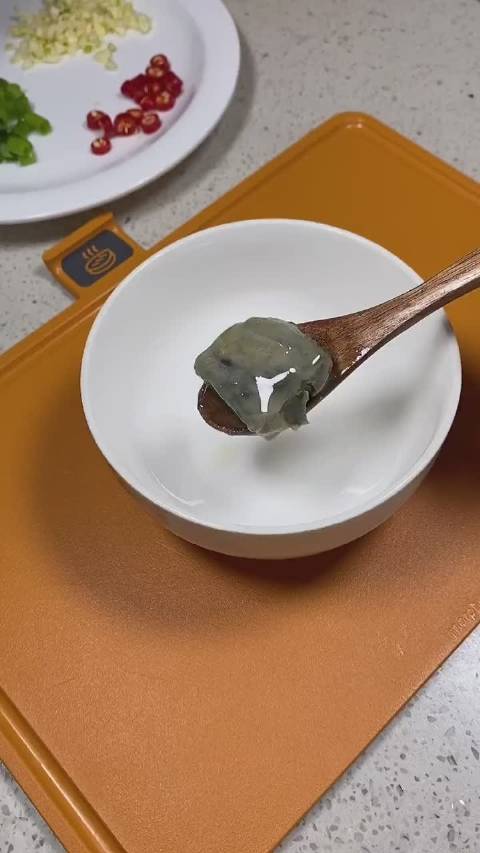 夜市摊最火的臭豆腐,今天在家做了家庭版的,香臭香臭的,满屋飘“香”,有没有跟我一样好这口的