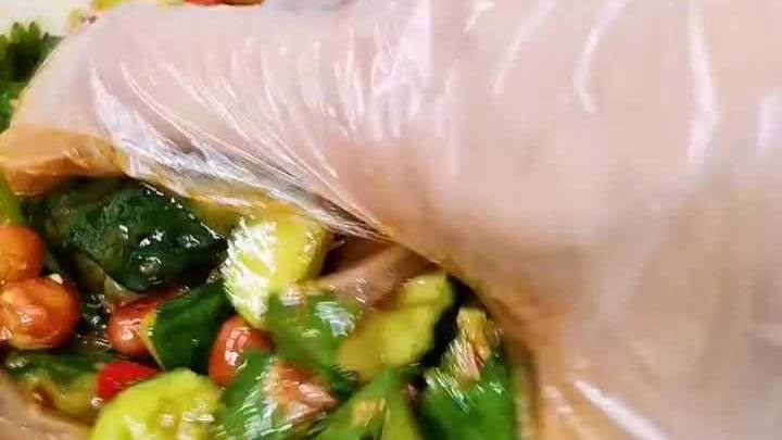 #天天美食# 【凉拌拍黄瓜】经典小凉菜,拍黄瓜。制作细节非常重要哦,戳视频↓