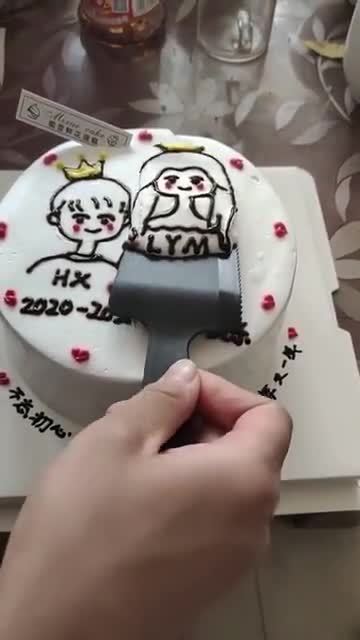 一周年情侣切蛋糕仪式        #世界真奇妙##一起读书吧# 