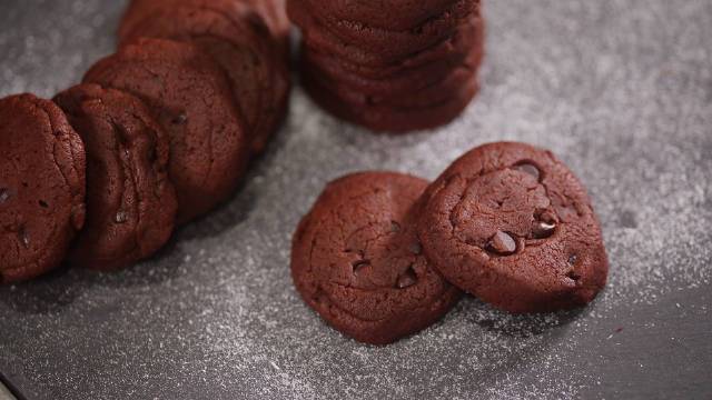 用1分钟“看”会一道超简单小零食!不含黄油,口感独特的巧克力软曲奇。烤好以后密封一天再吃口