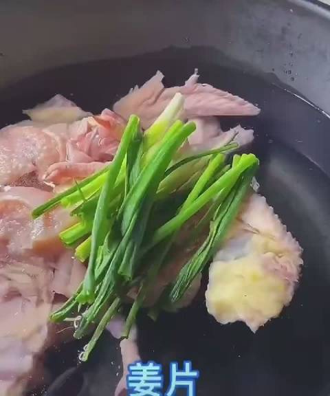 #云南美食#松茸鸡汤时下正是云南吃菌子的季节,一道简单又鲜美的做法,大家也可以试试! 一只
