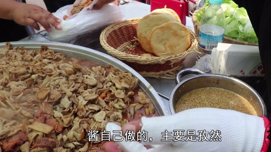 济南大姐摆摊卖自创美食,全国独一家,顾客吃一次一天三顿想着吃!你去吃过吗?