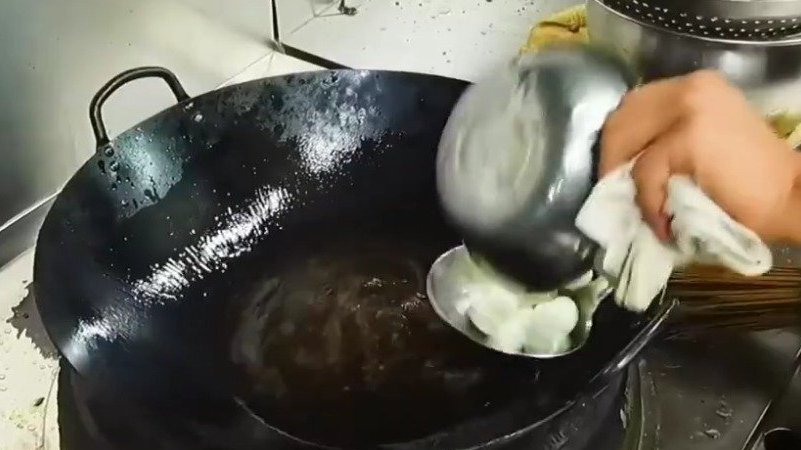 #美食视频#【麻辣虾球做法】这个绝对是撑场面的大菜,太好吃了,厨房小白一定要学会,美食ge