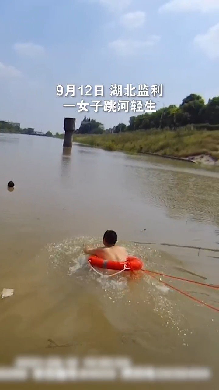 #我为群众办实事#【命悬一线 辅警跃入河中救下轻生女子】#身边暖警# 近日,湖北监利一女子