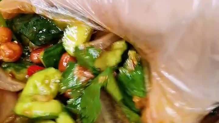 美食时间【凉拌拍黄瓜】经典小凉菜,拍黄瓜。制作细节非常重要哦,戳视频↓