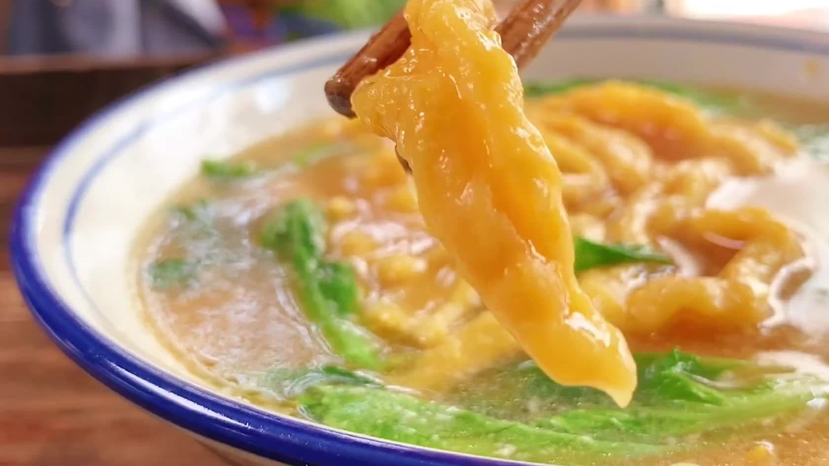 马上就要下班啦~下班咥点啥?小布给打击分享一道简单好上手的美食!不用揉面擀面的南瓜拨鱼儿,