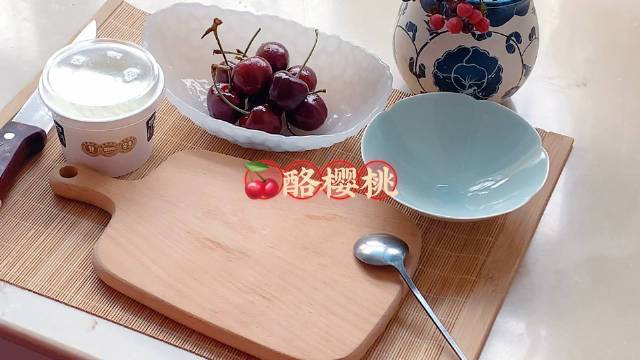 酪樱桃????学着花糕员外做的简陋版《酪樱桃》,放了樱桃进去,用了自己喜欢的吃的奶酪。唐代和宋代