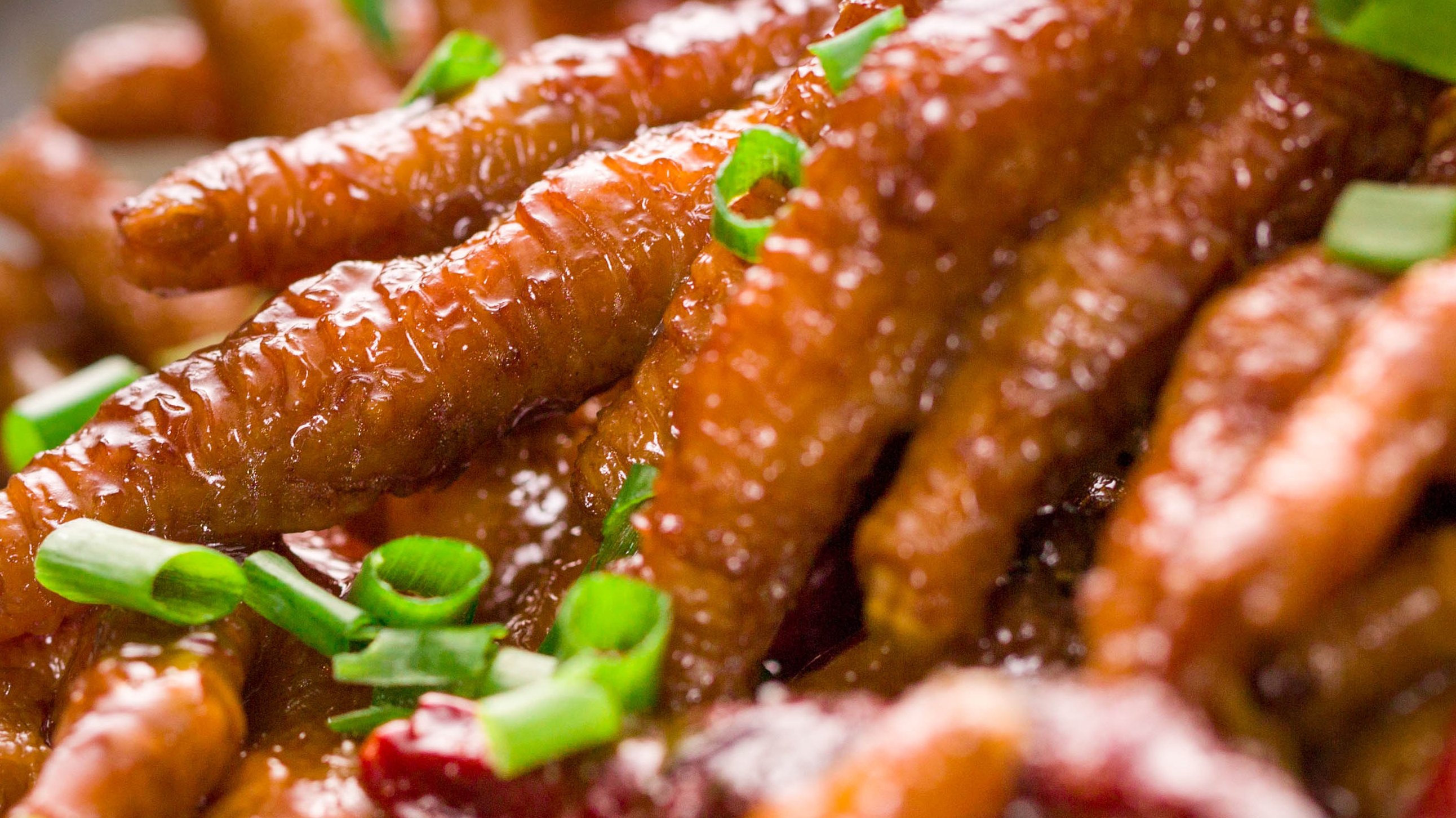 【越嚼越香的虎皮鸡爪】 鸡爪香香辣辣,口感软软烂烂。吃过的人都说一盘不够分,哈哈哈哈～不过