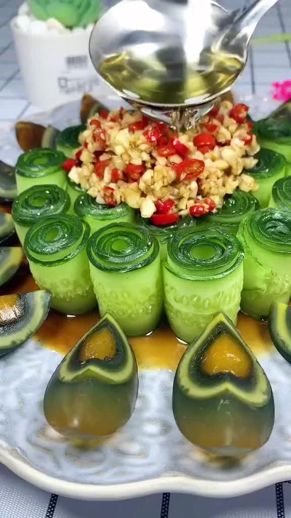 #吃在成都#【青瓜凉拌皮蛋做法】一道好看又好吃的凉拌菜,摆盘主要看气质,美食get?