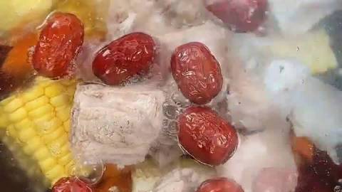 为家人煲一锅玉米胡萝卜山药排骨汤,上桌瞬间被喝光。  