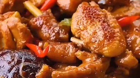 鸡肉好吃,热量又不高,做法也很多。今天推荐一道香菇炖鸡,肉里面有鲜鲜的香菇味,香菇里又渗透