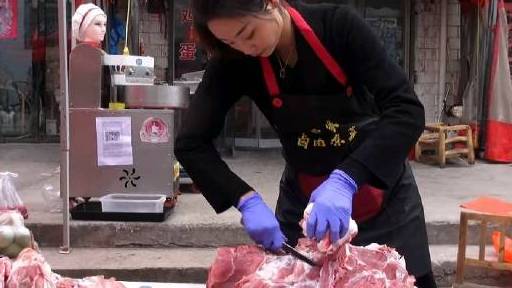 【26岁妈妈卖肉刀法娴熟被赞猪肉西施:又飒又美 有人排队1小时来买肉】据沸点视频,10月2