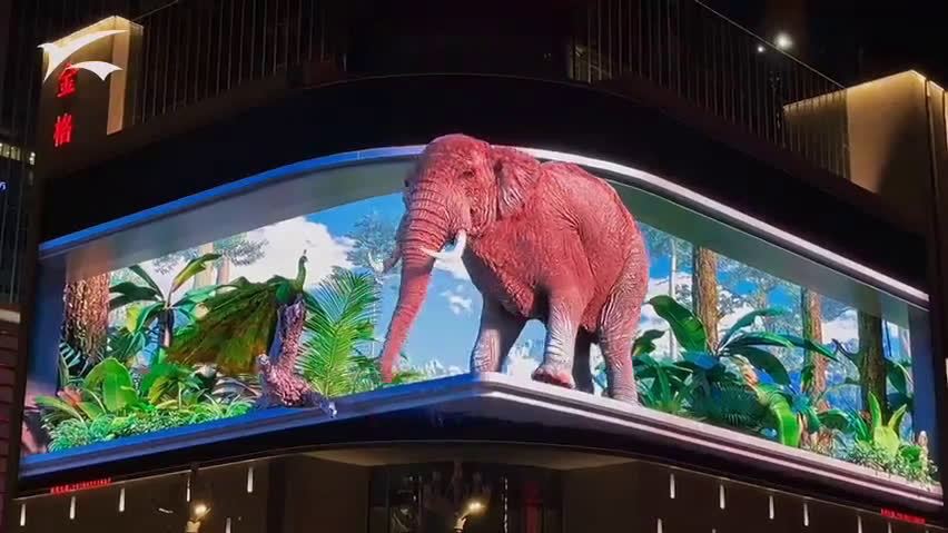 【昆明裸眼3D大象孔雀金丝猴】10月1日,云南昆明,一块裸眼3D户外屏幕上,出现了孔雀开屏