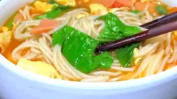 据家常美食菜谱大全,早上来一碗这样的鸡蛋面,一整天元气满满#不可辜负的美食# 
