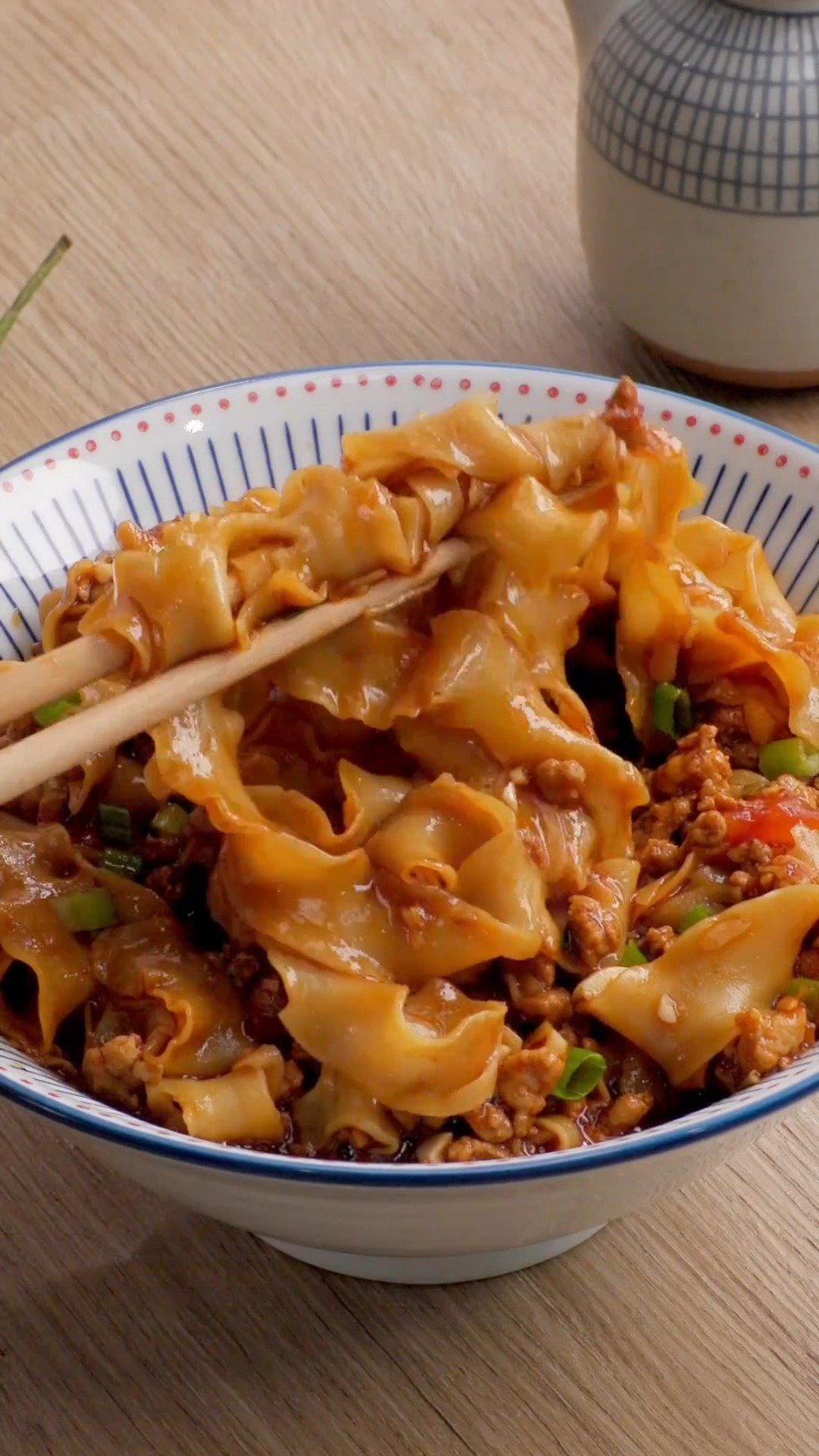 【番茄肉酱面】经典的番茄肉酱拌面来啦,自己在家做配料就可以放的足足的～酱汁浓郁,无论配什么