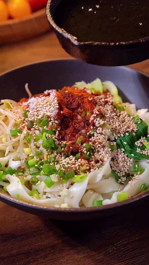 #美食分享#吃饭啦!结束一天的工作来一道简单易搞定的油泼面,回家做起来吧~(家常美食菜谱大