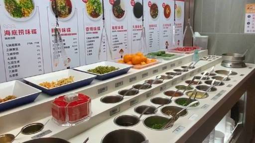 【#网友称海底捞自制锅底需额外收费#,店家回应:无统一规定,各门店根据实际情况决定】近日,
