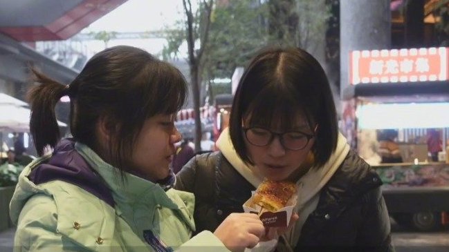 【社区居民临终托孤 重庆80后女民警照顾女孩9年】这是一个关于爱和承诺的故事。九年前,重庆