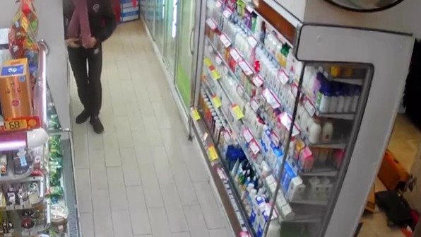 【#上海#一男子裤裆里藏白酒偷多家超市被抓![汗]】近日,上海静安区一家超市报警称,店内有
