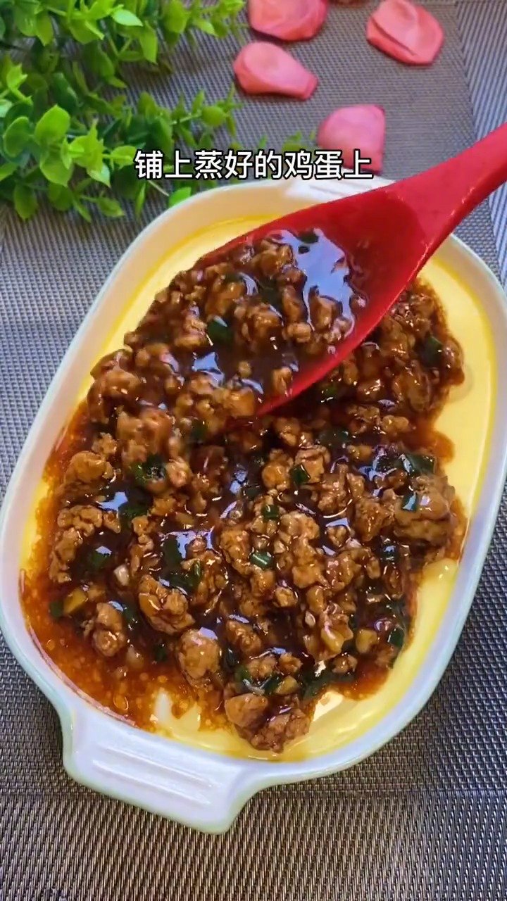 【营养美味的家常肉末蒸蛋】据说,没有人会不喜欢肉末蒸蛋这道菜,做法超简单,不知道吃什么的时
