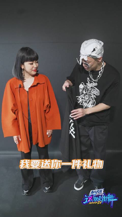 #这就是街舞#不愧是鸡哥霹雳毒鸡&nbsp;连送祝福都这么“与众不同”,小山桃MomoKoyama&nbsp;