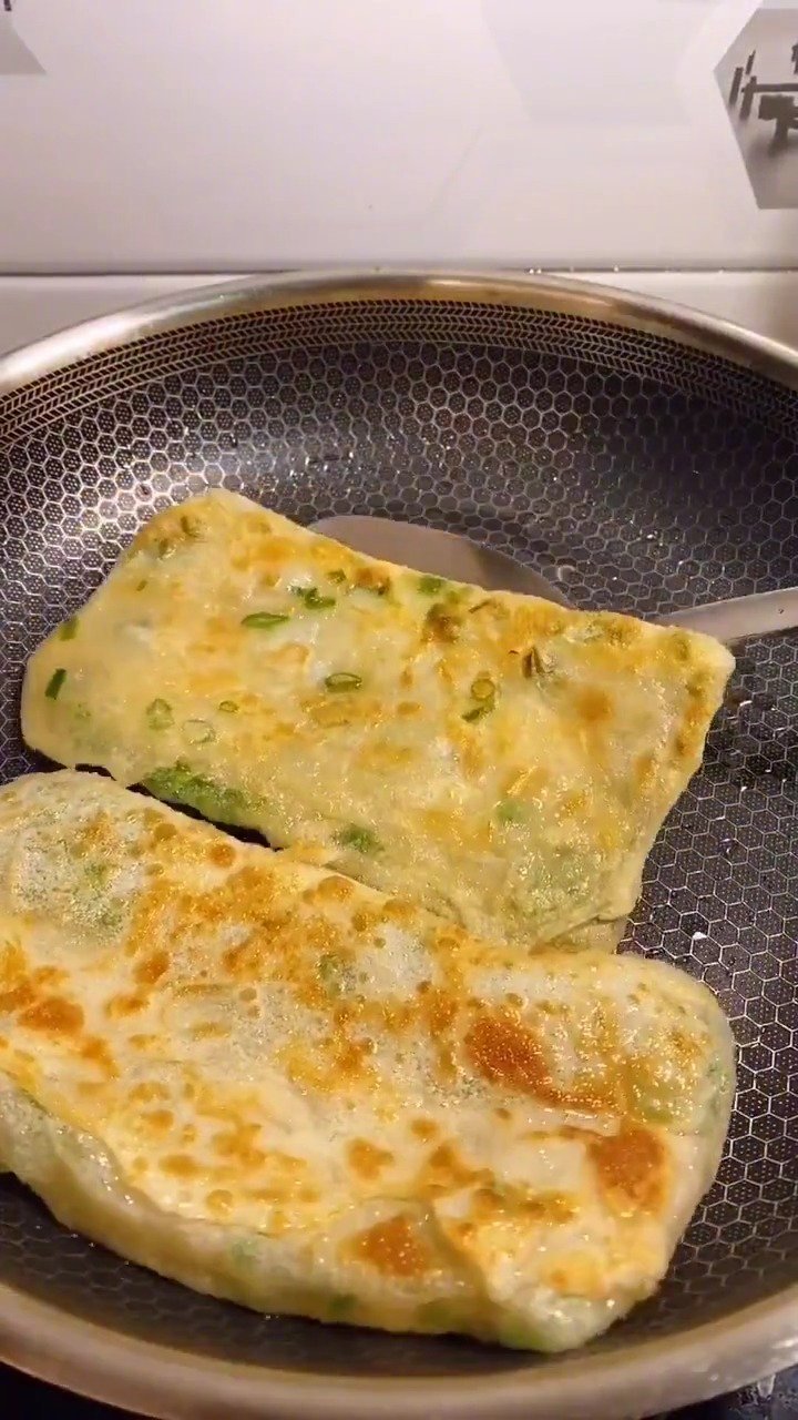 #早安# 葱花小薄饼,营养又美味,适合早餐吃,美食get√ 