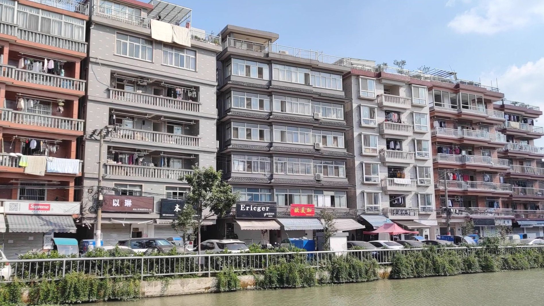 【你买到的奢侈品可能是假的!独家调查:#常熟外贸村大牌假货#万元大牌百元兜售】“卖给微商、