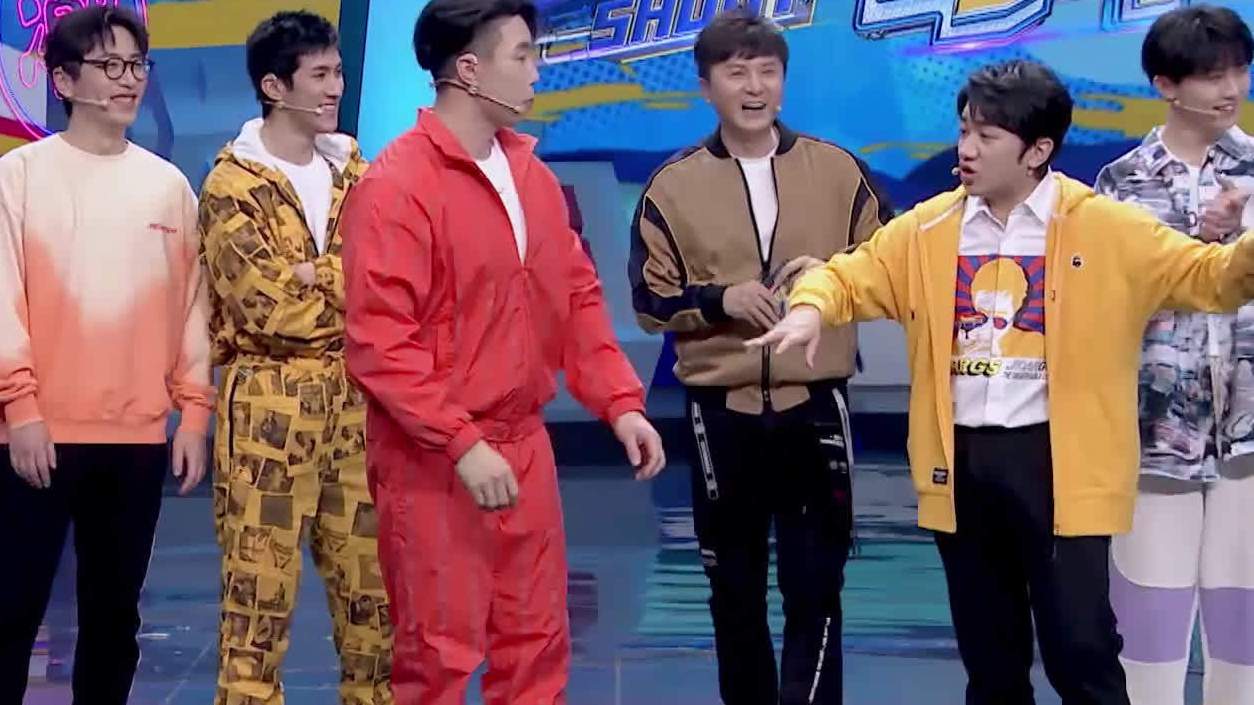 运动会热身,从俯卧撑开始!朱云峰率先示范俯卧撑,@台风少年团组合 少年们齐迎战,拍手俯卧撑