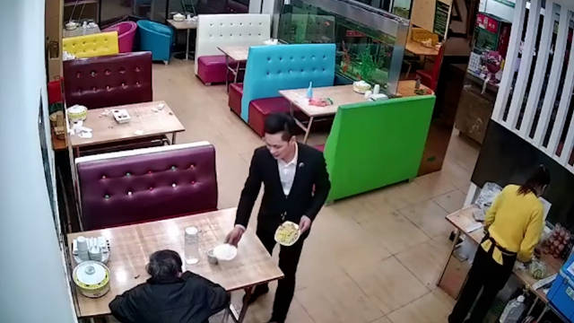 【“我没钱,不吃饭!”七旬老人冷了想进屋坐坐,饭店的举动暖心!】近日,吉林松原。“我没钱,