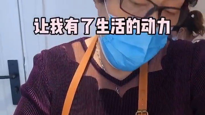 【乔任梁妈妈为儿子庆冥诞】今天是乔任梁33岁冥诞,乔任梁妈妈晒出为儿子做生日蛋糕的视频,并