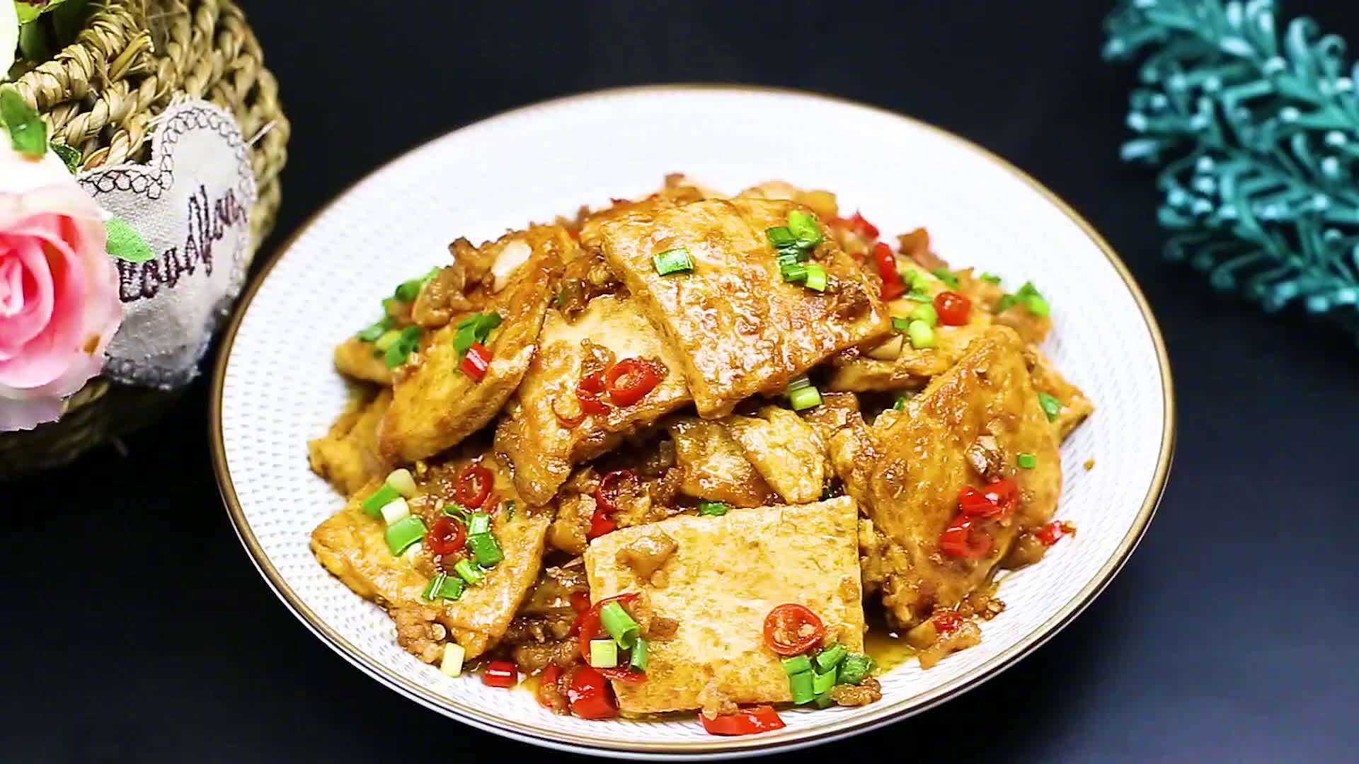 #畅飨好味# 豆腐怎么烧才好吃?大厨教你一种饭店的做法,只需记住这个小技巧。 via美食天