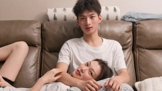 【95后夫妻在家自拍婚纱照 谁说婚纱照一定要出门拍?】近日一对95后小夫妻在网上晒出一组好