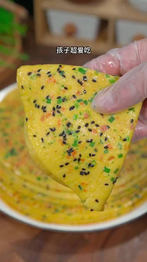 【早餐鸡蛋饼做法】鸡蛋饼这么做,不要太好吃了,做法简单,速度做起来吧。