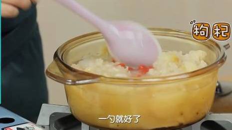冬日经典饮品小吊梨汤,寒冷的天气里炖上一杯,暖暖甜甜~众所周知,银耳和雪花梨是小吊梨汤的必