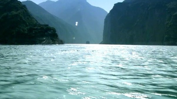 【古人怎样监测长江水位】重庆涪陵一块江中的石梁,用所刻的石鱼为标,古人根据观察水位在鱼眼、