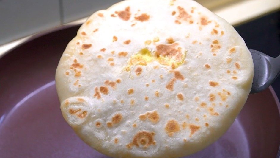 鸡蛋灌饼的鸡蛋是怎么灌进去的?看视频↓via (m)