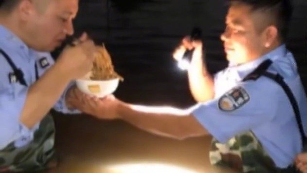 【一张照片背后的暖心故事[心]】汛期以来,六安市裕安区多个乡镇发生内涝,裕安公安在线 西河